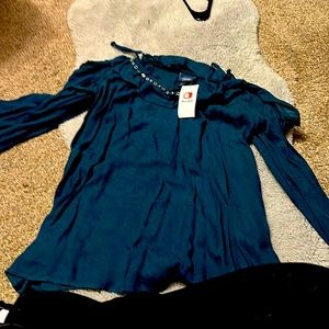 The brand is buckle it’s never been worn. No rips or stains.